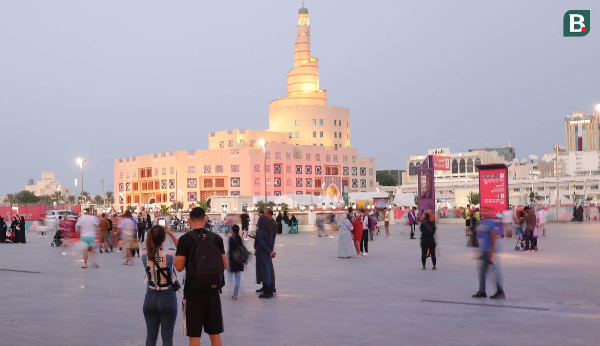 <p>Di Souq Wakif juga terdapat dua bangunan yang juga menarik perhatian ribuan turis untuk berfoto, yaitu Masjid Spiral dan juga instalasi unik bernama Le Pouce. (Bola.com/Ade Yusuf Satria)</p>