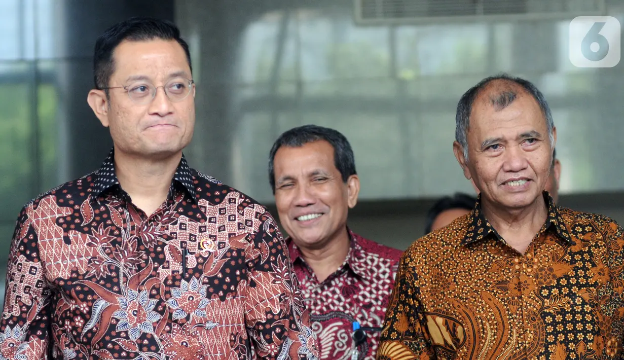 Menteri Sosial Juliari Peter Batubara (kiri) dan Pimpinan KPK Agus Rahardjo (kanan) usai menggelar pertemuan tertutup di Gedung KPK, Jakarta, Senin (04/11/2019). Pertemuan ini sebagai upaya pemberantasan korupsi di lingkungan Kementerian Sosial. (merdeka.com/Dwi Narwoko)