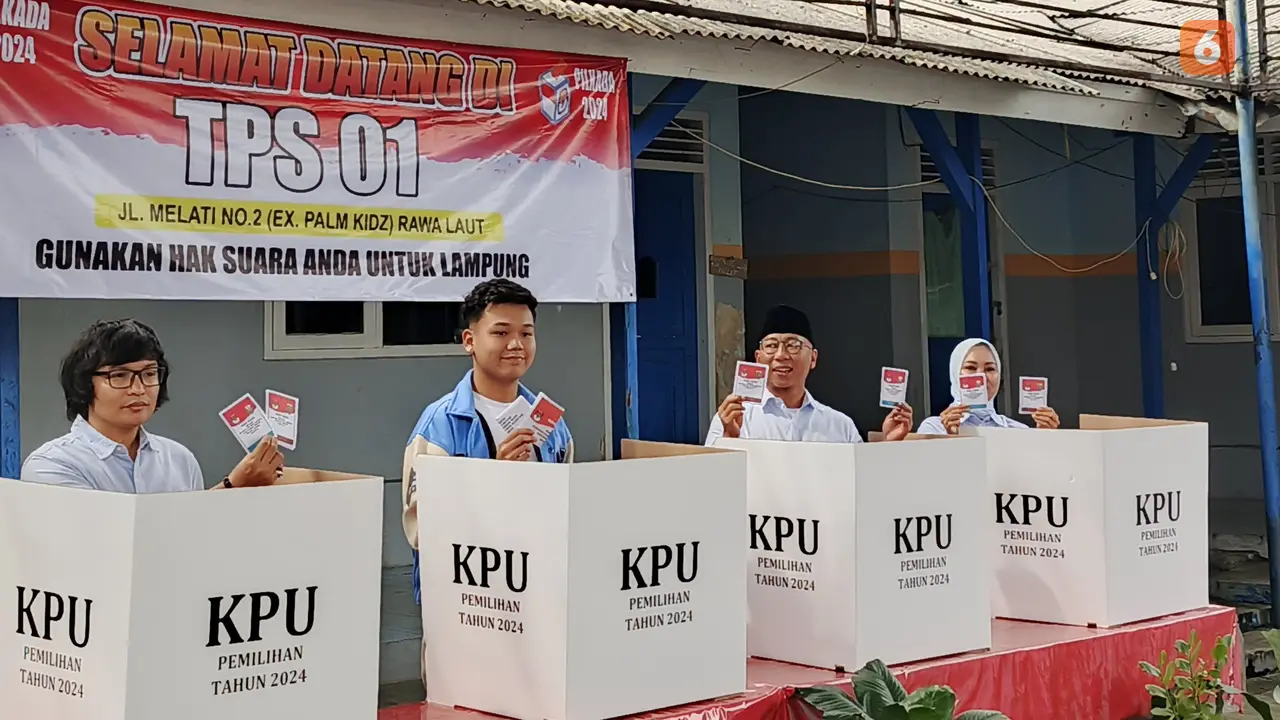 Cagub Lampung nomor urut 01, Rahmat Mirzani Djausal saat memberikan suaranya di TPS 001 Kecamatan Enggal, Kota Bandar Lampung. Foto : (Liputan6.com/Ardi).