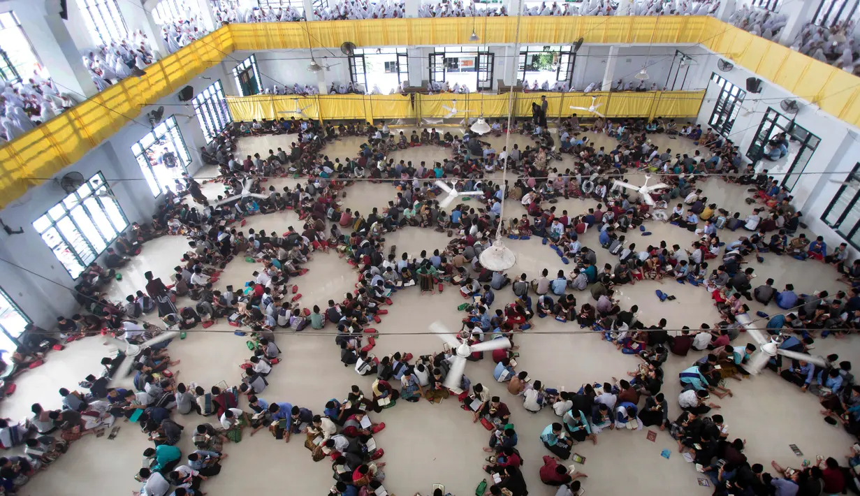 Ratusan santri berkumpul membentuk lingkaran saat tadarus massal awal Ramadan 1440 H di Pesantren Ar-Raudhatul Hasanah, Medan, Sumatera Utara pada 6 Mei 2019. Tadarus yang diikuti sedikitnya 3.200 santri tersebut merupakan kegiatan rutin selama bulan Ramadan di pesantren itu. (AP/Binsar Bakkara)