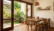 7 Desain Ruang Makan dengan Pintu Geser yang Menghadap Halaman, Terasa Luas dan Asri