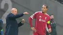 Pelatih Liverpool, Arne Slot, memberikan arahan kepada Virgil Van Dijk saat melawan Eintracht Frankfurt dalam laga matchday ketiga Liga Champions 2025/2026, Kamis (23/10/2025) dini hari WIB. (AP Photo/Michael Probst)
