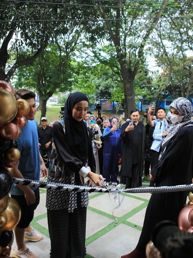 6 Potret Acara Pembukaan Butik Baru Zaskia Sungkar, Dihadiri Teman Artis