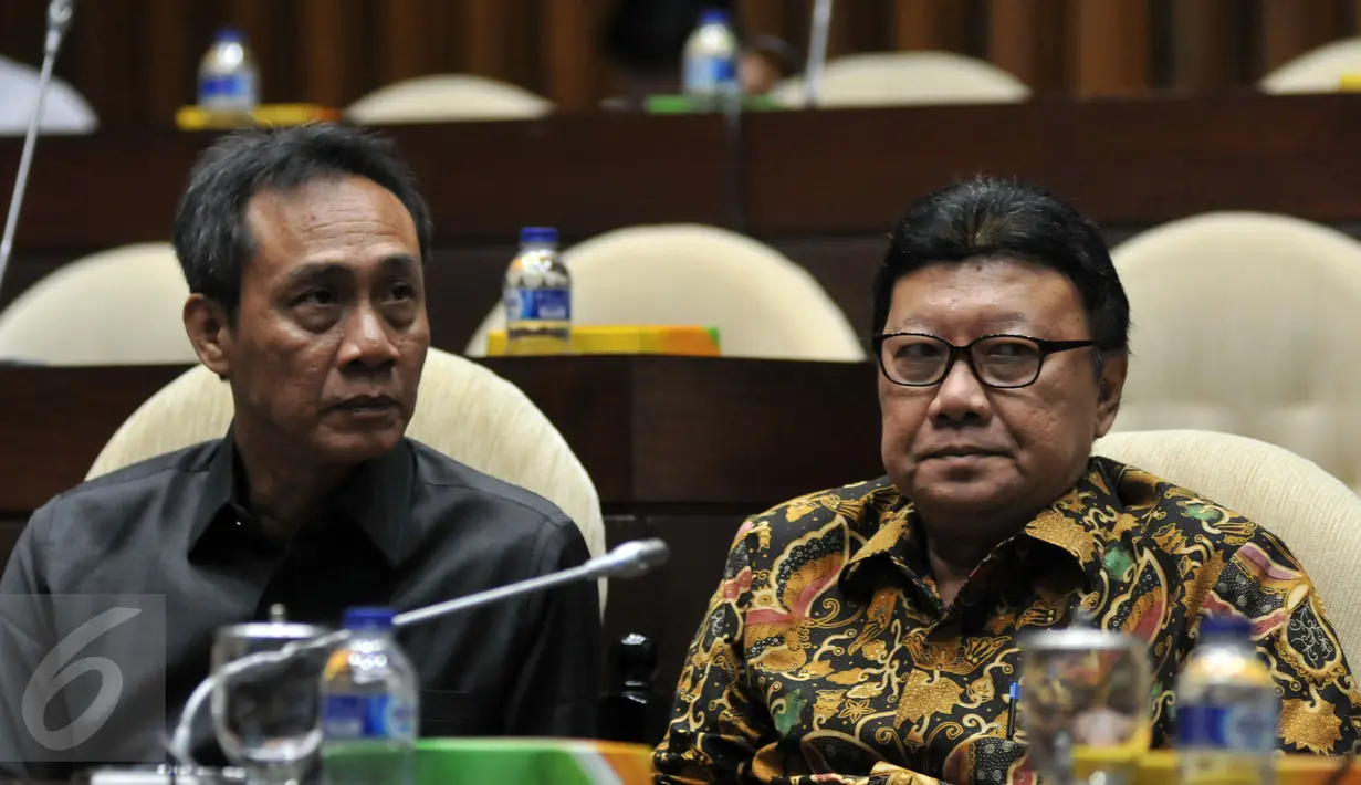 Mendagri Tjahjo Kumolo (kanan) saat menghadiri rapat kerja dengan Komisi II DPR RI di Komplek Parlemen Senayan, Jakarta, Selasa (31/5). Rapat tersebut mengagendakan Pengambilan Keputusan Tingkat I Revisi UU Pilkada. (Liputan6.com/Johan Tallo)