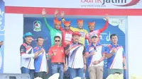 Amir Kolahdouzhagh yang memenangkan etape ketiga Internasional Tour de Banyuwangi Ijen (ITdBI) 2017, Jumat (29/9/2017). (Liputan6.com/Dian Kurniawan)
