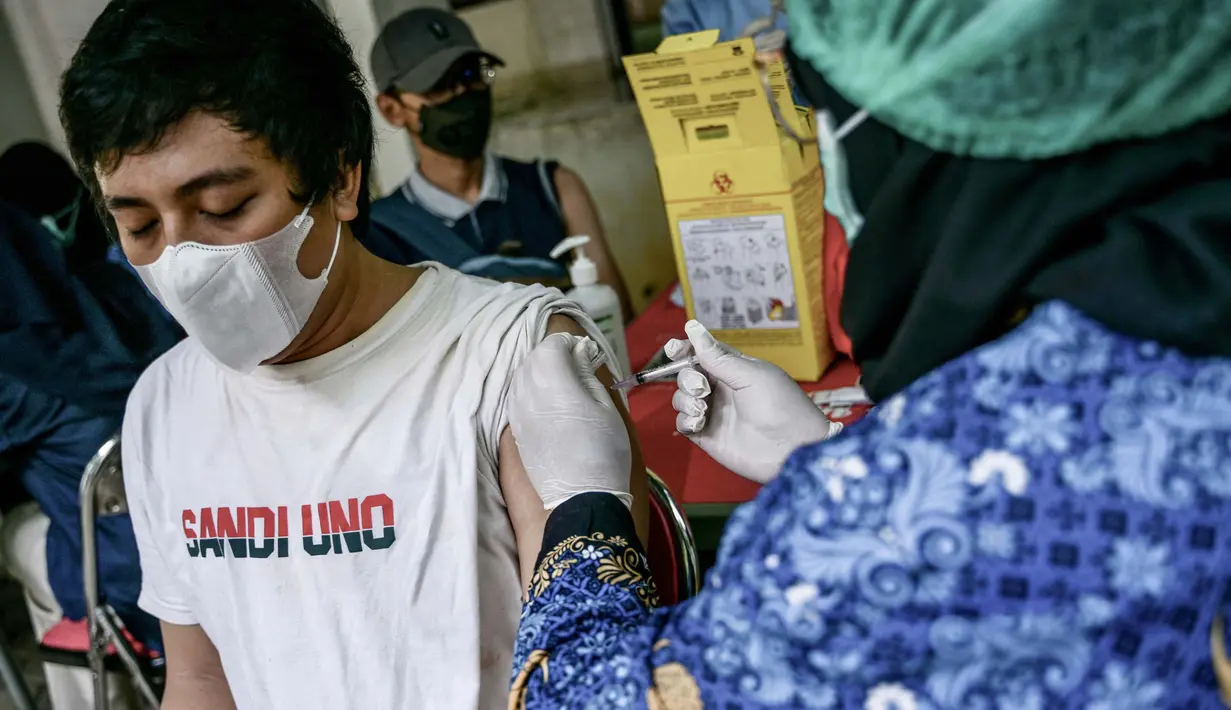 Selain vaksinasi, masyarakat juga diminta selalu mempraktekan kebiasaan mencuci tangan guna memberikan perlindungan optimal dari penularan COVID-19. (BAY ISMOYO/AFP)