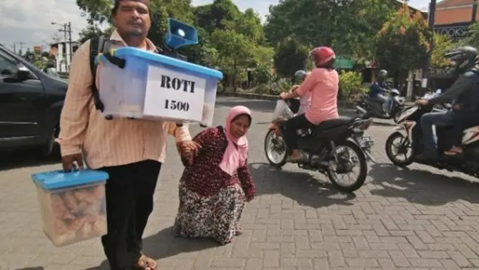 Meski Fisik Tak Sempurna, Suami Isteri Ini Semangat Jualan Roti
