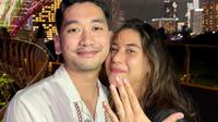 Adinda Thomas saat memamerkan cincin di jari manis setelah dilamar kekasihnya, Raka Akmal di Singapura. (Instagram @adindathomas)