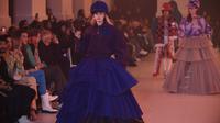 Model AS Gigi Hadid mempersembahkan kreasi dalam peragaan koleksi Women's Fall/Winter 2022/2023 Ready-to-Wear Off-White selama Paris Fashion Week di Paris, pada 28 Februari 2022. (JULIEN DE ROSA / AFP)