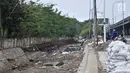Pekerja Dinas Sumber Daya Air Jaktim menyelesaikan perbaikan turap di daerah aliran Kali Sunter, Jakarta, Rabu (31/10). Perbaikan ini merupakan bagian proyek normalisasi kali guna antisipasi banjir di kala musim penghujan. (Merdeka.com/Iqbal S. Nugroho)