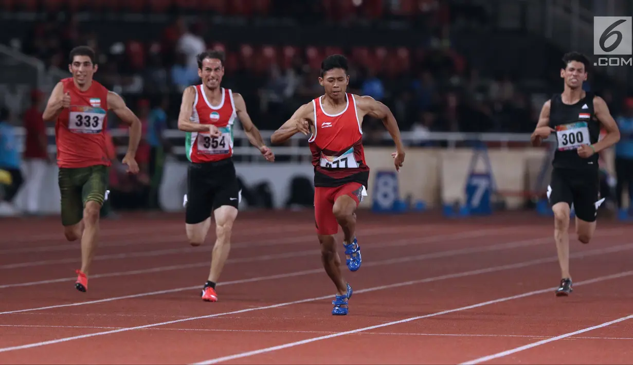 Atlet para-atletik Indonesia, Sapto Yogo Purnomo (ketiga kiri) saat laga lari nomor 100 meter T37 pria yang  digelar di Stadion GBK, Jakarta, Selasa (9/10). Ini menjadi medali emas kedua Sapto di Asian Para Games 2018. (Liputan6.com/Helmi Fithriansyah)