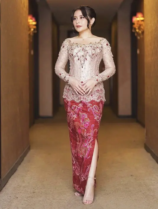 <p>Kebaya warna soft pink berpayet juga bisa dikombinasikan dengan kain slit warna merah menyala, dipadukan heels warna nude. Tampilannya nampak begit mewah seperti yang dikenakan Prilly Latuconsina ini. @prillylatuconsina96</p>