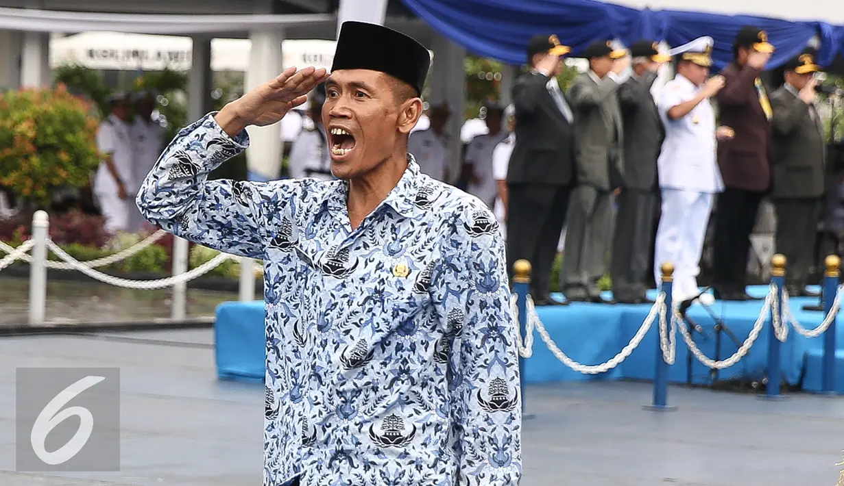 Pegawai sipil Kolinlamil mengikuti HUT Komando Lintas Laut Militer (Kolinlamil) ke-55 di Markas Kolinlamil, Jakarta, Jumat (1/7). (Liputan6.com/Faizal Fanani)