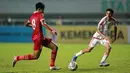 <p>Penyerang Timnas Indonesia U-17, Arkhan Kaka&nbsp;berusaha melewati hadangan pemain Timnas Uni Emirat Arab U-17 di laga Grup B Kualifikasi Piala Asia U-17 2023 yang berlangsung di Stadion Pakansari, Bogor, Rabu (5/10/2022) (Bola.com/M Iqbal Ichsan)</p>