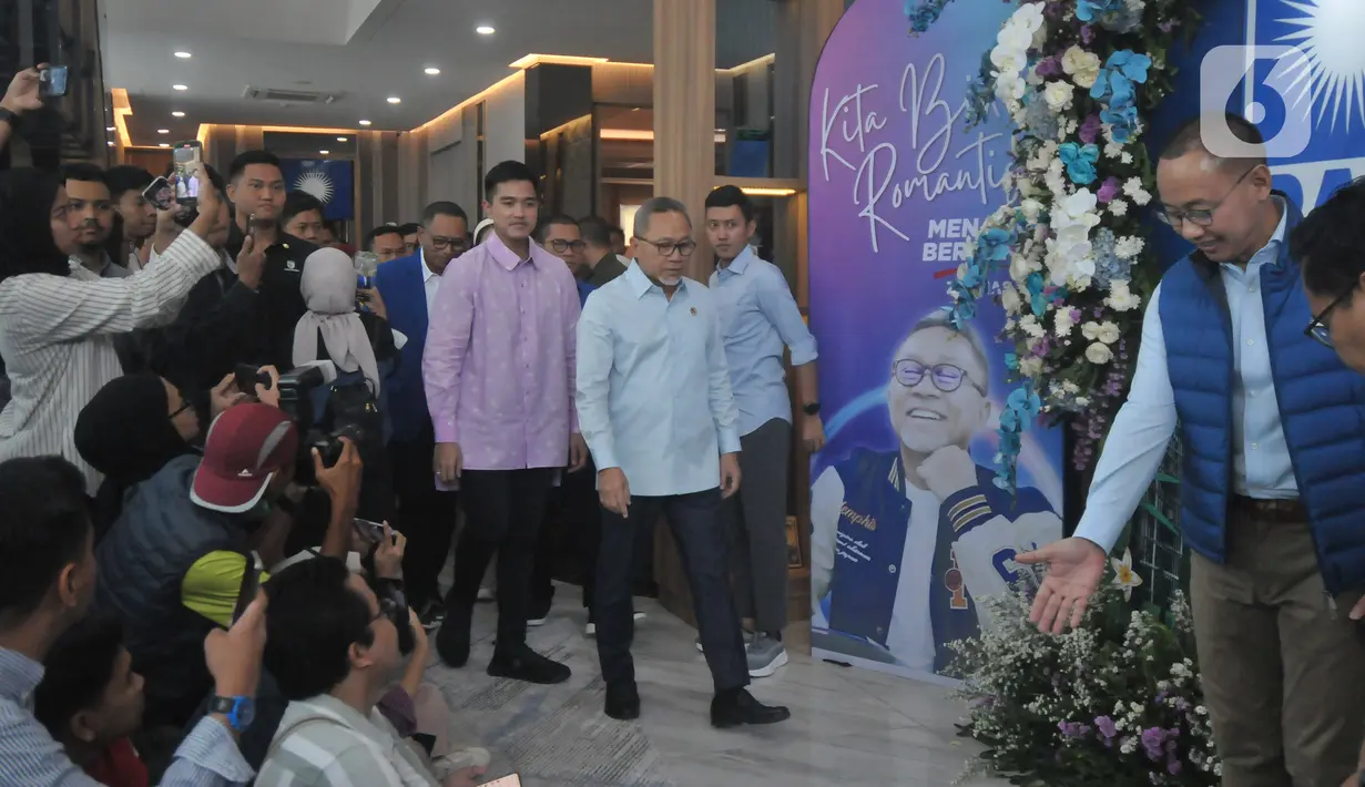 Dalam pertemuan yang berlangsung sekitar setengah jam ini kata Zulhas, PAN memberikan undangan acara Kongres PAN yang akan berlangsung pada 23-24 Agustus 2024 kepada Kaesang. (merdeka.com/Imam Buhori)