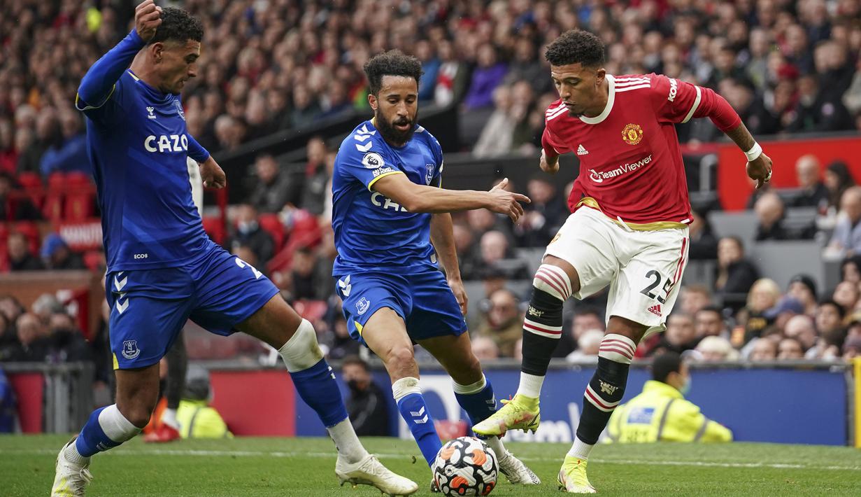 Manchester United memperoleh peluang di ujung laga melalui Jadon Sancho. Usai menerima umpan lewat tumit Cristiano Ronaldo, ia melepaskan tembakan yang masih terlalu lemah dan bisa diamankan Jordan Pickford. Skor 1-1 bertahan hingga laga usai. (AP/Dave Thompson)