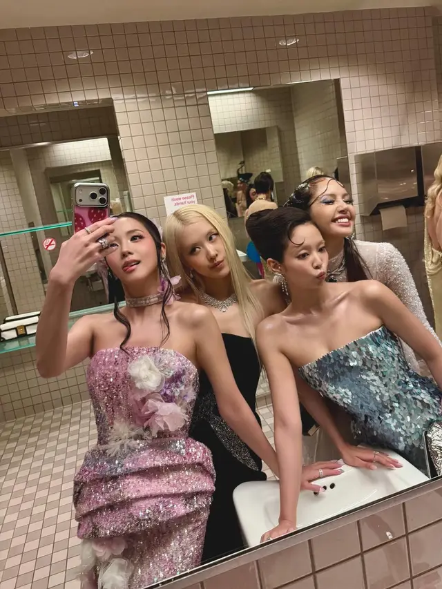 Dari BLACKPINK hingga Margot Robbie, Tradisi “Mirror Selfie” Met Gala 2026 Kembali Viral Meski Dilarang