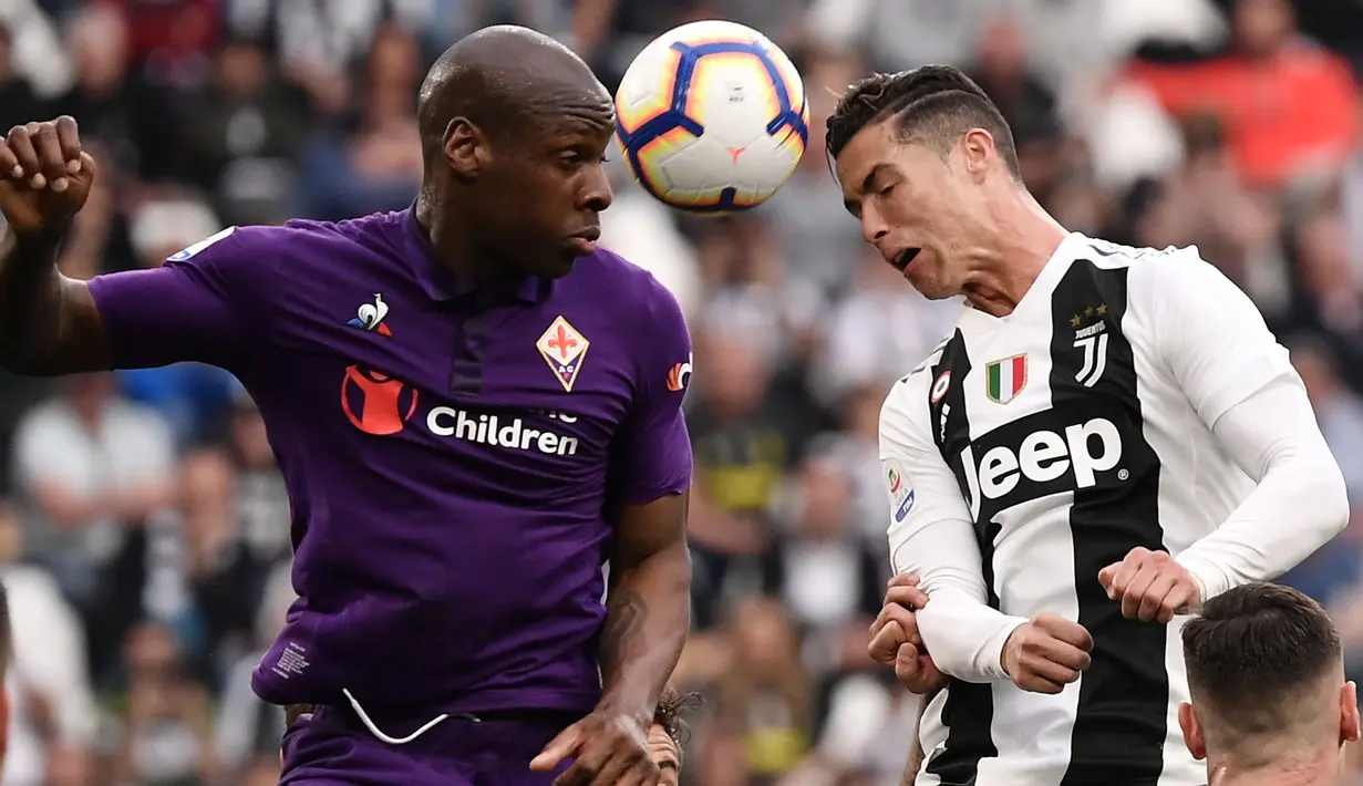 Striker Juventus, Cristiano Ronaldo, duel udara dengan gelandang Fiorentina, Bryan Dabo, pada laga Serie A 2019 di Stadion Juventus, Sabtu (20/4). Juventus menang 2-1 atas Fiorentina. (AFP/Marco Bertorello)