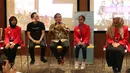 Menkominfo Rudiantara (tengah) memberi paparan dalam Girls Takeover 'Sehari Jadi Menteri' dari Yayasan Plan International Indonesia di kantor Google Indonesia, Jakarta, Kamis (10/10/2019). Acara menyoroti pentingnya media untuk membentuk narasi positif tentang anak perempuan. (Liputan6.com/HO/Ijal)