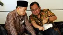 Wakil Ketua DPR, Priyo Budi Santoso (kanan), berdiskusi dengan Ahmad Syafii Maarif disela-sela bedah buku berjudul Indonesia Gawat Darurat karya Bambang Soesatyo di Jakarta, (31/8/2014). (Liputan6.com/Helmi Fithriansyah)