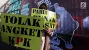 Mahasiswa membawa membawa poster saat melakukan Aksi di depan Gedung MPR/DPR Jakarta, Jumat (16/6). Dalam aksinya mereka menuntut Tolak Angket KPK. (Liputan6.com/Johan Tallo)
