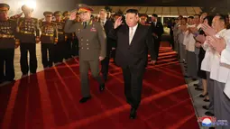 Dalam kesempatan tersebut, Kim Jong Un memamerkan persenjataan terbaru dan canggih kepada Sergei Shoigu. (Korean Central News Agency/Korea News Service via AP)