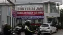 Spanduk penawaran harga tes cepat COVID-19 terpampang di salah satu klinik di Jalan Ampera Raya, Jakarta, Rabu (30/6/2021). Tingginya animo masyarakat untuk melakukan tes cepat COVID-19 berimbas pada penawaran harga yang bervariasi di beberapa klinik. (Liputan6.com/Helmi Fithriansyah)