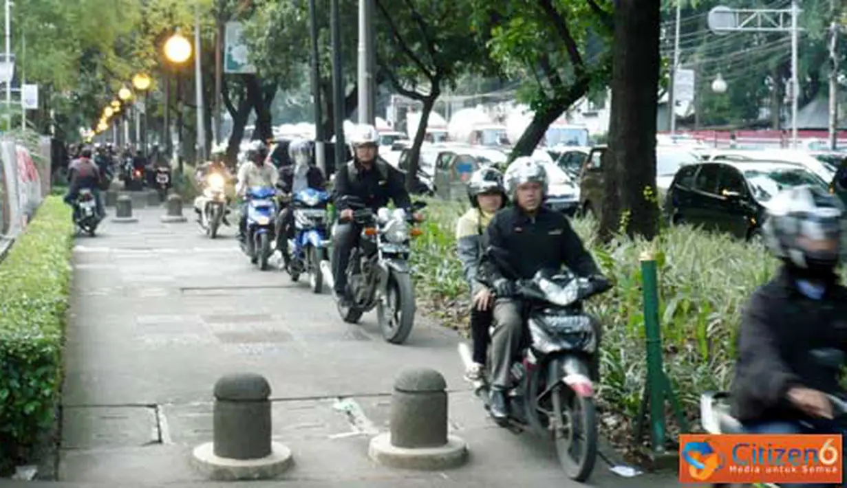 Citizen6, Jakarta: Para pengguna sepeda motor melewati ruas jalan trotoar pejalan kaki di Jl. Kebon Sirih, Jakarta. Yang kerap dilakukan setiap hari oleh pengguna roda dua tersebut. (Pengirim: Yorri Farli)
