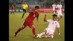 Pemain Timnas Indonesia U-19, Sadil Ramdani (kiri) berusaha elewati adangan pemain Myanmar pada laga grup B AFF U-18 2017 di Yangon, Myanmar (5/9/2017). Timnas Indonesia U-19 menang 2-1. (Bola.com/PSSI)