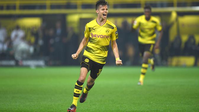 Manajer Manchester City Pep Guardiola terpikat dengan penampilan pemain muda Borussia Dortmund, Julian Weigl. (AFP/Patrik Stollarz)