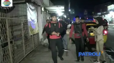 Mereka ditangkap setelah gagal melarikan diri karena menabrak gerobak martabak di pinggir jalan.