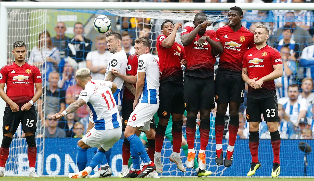 Pemain Brighton & Hove Albion, Anthony Knockaert melakukan tendangan bebas saat bertanding melawan Manchester United pada lanjutan Liga Inggris di stadion Amex, Brighton, (19/8). Brighton berhasil mengalahkan MU 3-2. (AP Photo/Alastair Grant)