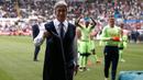 Pelatih Manchester City, Manuel Pellegrini melepas jaketnya usai pertandingan melewan Swansea City di Stadion Liberty, Inggris (15/5). Ini merupakan pertandingan terakhir Pellegrini bersama Manchester City. (Reuters / Peter Cziborra)