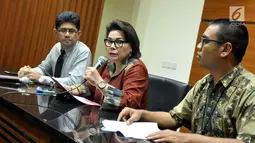 (ki-ka) Wakil ketua Komisi Pemberantasan Korupsi Laode M Syarif,  Basaria Panjaitan dan Humas KPK Priharsa saat memberikan keterangan pers di gedung KPK, Jakarta, Selasa (6/6). (Liputan6.com/Helmi Afandi)