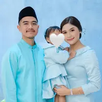 Erina Gudono saat Lebaran Kompak dengan Putrinya pakai busana baby blue. [@erinagudono]