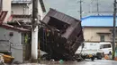 Kerangka bangunan tersapu banjir yang disebabkan hujan lebat di sebuah jalan di Hitoyoshi, prefektur Kumamoto, Jepang, Minggu (5/7/2020). Banjir di wilayah Kumamoto yang memicu tanah longsor ini telah menghancurkan ratusan rumah dan kendaraan serta membuat jembatan terputus. (STR/JIJI PRESS/AFP)