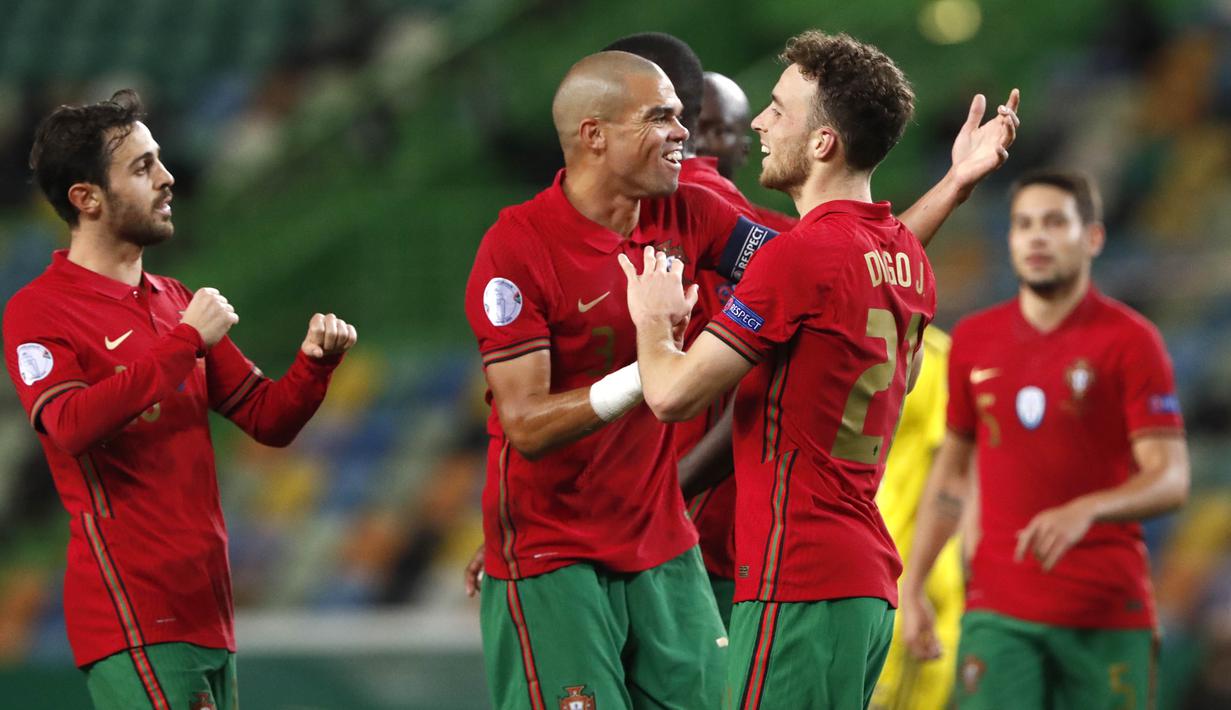 Para pemain Portugal merayakan gol yang dicetak oleh  Diogo Jota ke gawang Swedia pada laga UEFA Nations League di Stadion Jose Alvalade, Kamis (15/10/2020). Portugal menang dengan skor 3-0. (AP Photo/Armando Franca)