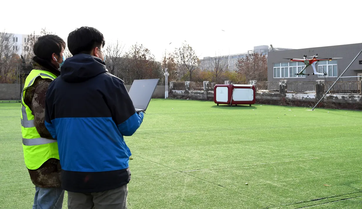 Sejumlah staf menguji sebuah drone di Tianjin i-Kingtec Co., Ltd., Kota Tianjin, China, 1 Desember 2020. Kawasan tersebut telah membangun rantai industri yang lengkap bagi penelitian, pengembangan, produksi, dan pengujian drone. (Xinhua/Zhao Zishuo)