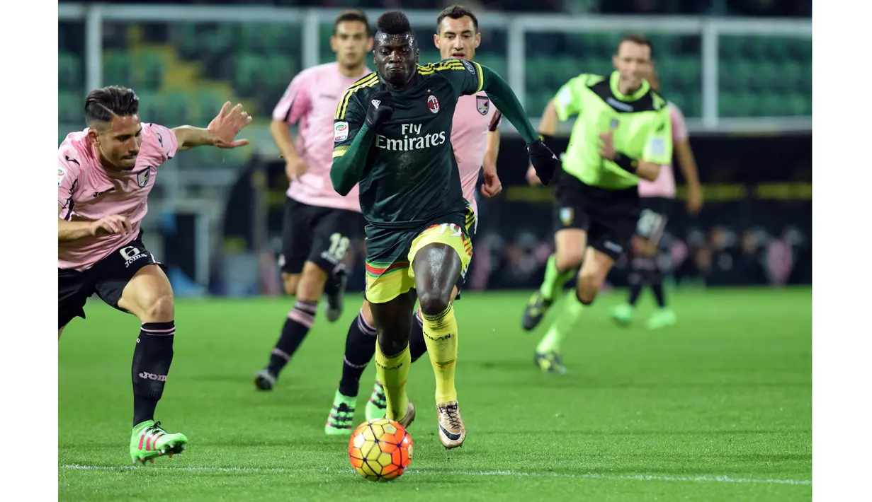 Pemain AC Milan, Mbaye Niang melewati para pemain Palermo pada lanjutan Serie A Liga Italia di Stadion Renzo Barbera, Palermo, Kamis (4/2/2016) dini hari WIB. (AFP/Giovanni Isolino)