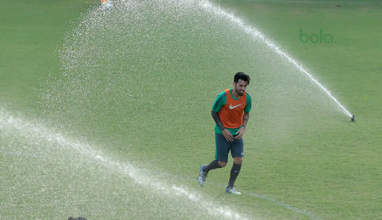 Stefano Lilipaly melakukan pemanasan saat sesi latihan di Lapangan ABC Senayan, Jakarta (21/6/2018). Timnas melakukan persiapan untuk melawan Korea pada laga uji coba 23 Juni 2018. (Bola.com/Nick Hanoatubun)