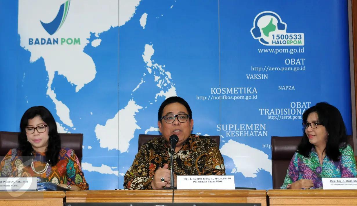 Plt Kepala Badan BPOM, Bahdar Johan H (tengah) bersiap menjawab pertanyaan terkait temuan vaksin palsu di Gedung BPOM, Jakarta, Selasa (28/6). BPOM meminta maaf atas luputnya pengawasan produk kesehatan tersebut. (Liputan6.com/Helmi Fithriansyah)