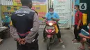 Petugas menyemprotkan disinfektan di RW 03, Kelurahan Gandasari, Kecamatan Jatiuwung, Kota Tangerang, Rabu (9/6/2021). Pemerintah setempat menerapkan lockdown skala mikro setelah 57 warga di kawasan tersebut terkonfirmasi positif COVID-19. (Liputan6.com/Angga Yuniar)