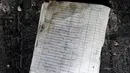 Sebuah dokumen tampak rusak terbakar di kamp militer Uni Soviet di dekat Skrunda, Latvia (9/4).Karena keangkerannya tersebut banyak wisatawan yang tertarik mengunjungi tempat ini. (REUTERS/Ints Kalnins)