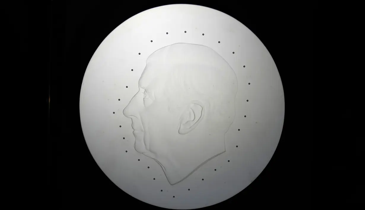 Template yang dibuat oleh pematung Inggris Martin Jennings untuk potret resmi Raja Charles III untuk digunakan pada koin yang dipajang selama pratinjau pers di London, Kamis, 29 September 2022. Potret itu dipahat dari foto Raja dan terinspirasi oleh patung ikonik yang menghiasi koin Inggris selama berabad-abad. (AP Photo/Alastair Grant)
