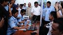 Menkumham Yasonna H Laoly (tengah) mengecek lokasi pengecekan administrasi tes seleksi CPNS Kemenkumham di gedung BKN, Jakarta, Senin (11/9). Pada 2017, tercatat 1.116.138 pelamar CPNS mendaftar di lingkungan Kemenkumham. (Liputan6.com/Helmi Fithriansyah)