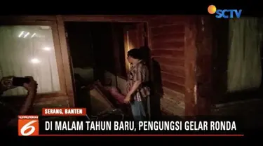 Pengungsi korban tsunami di Serang, Banten, gelar ronda untuk jaga keamanan rumah.
