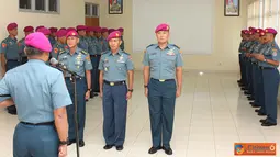 Citizen6, Sidoarjo: Komandan Pasmar-1 Kolonel Marinir R. Gatot Suprapto menerima laporan Korps Kenaikan pangkat 3 Perwira Menengah (Pamen) Pasmar-1 di ruang rapat Pasmar-1 Sidoarjo, Senin (1/10). (Pengirim: Budi Abdillah)