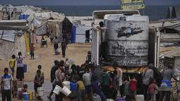 Warga di Jalur Gaza, Palestina menghadapi krisis yang semakin meningkat dalam upayanya untuk mengakses air bersih. (AP Photo/Abdel Kareem Hana)