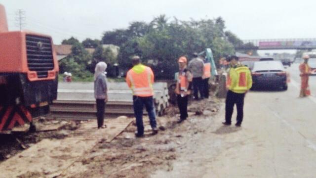 Jalan Ambles Akses Menuju Taman Bunga Cianjur Terputus