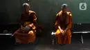 Dua orang Biksu beristirahat setibanya di Pekalongan. (merdeka.com/Arie Basuki)